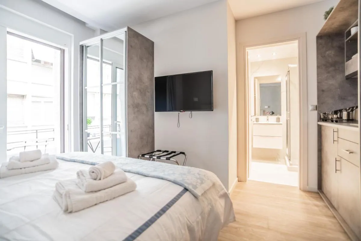 Image 1 of A13 Pristine & Sunny 30m2 flat near Syntagma sq
