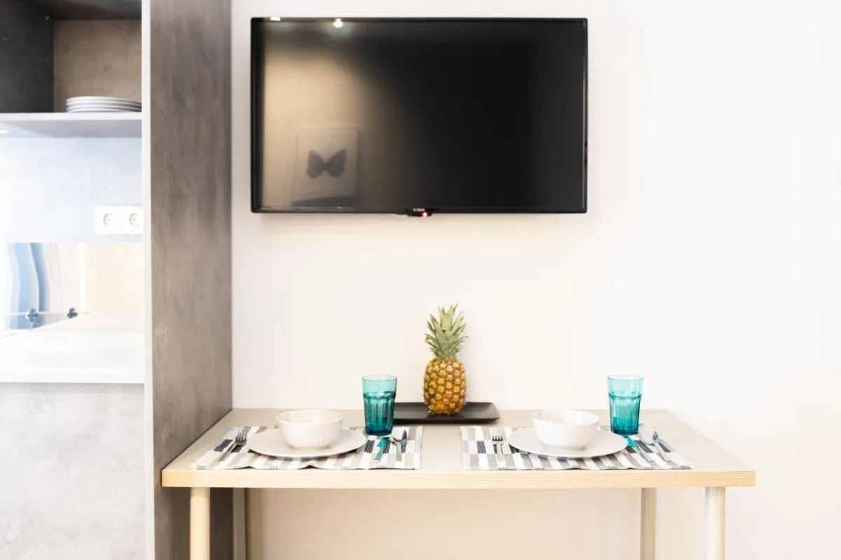 Image 2 of A17 Modern & Cosy 2R flat up to 4ppl near Parthenon