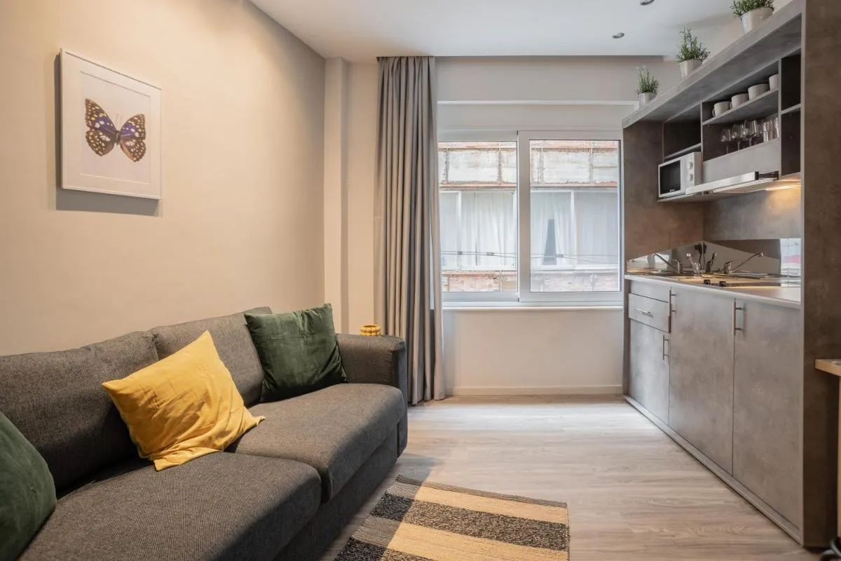 Image 1 of A17 Modern & Cosy 2R flat up to 4ppl near Parthenon