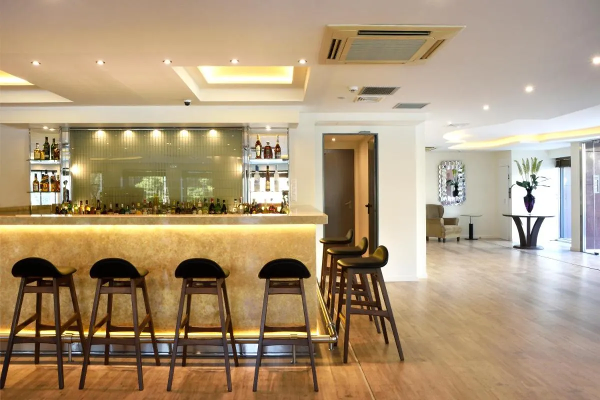 Image 3 of Athens Avenue Hotel
