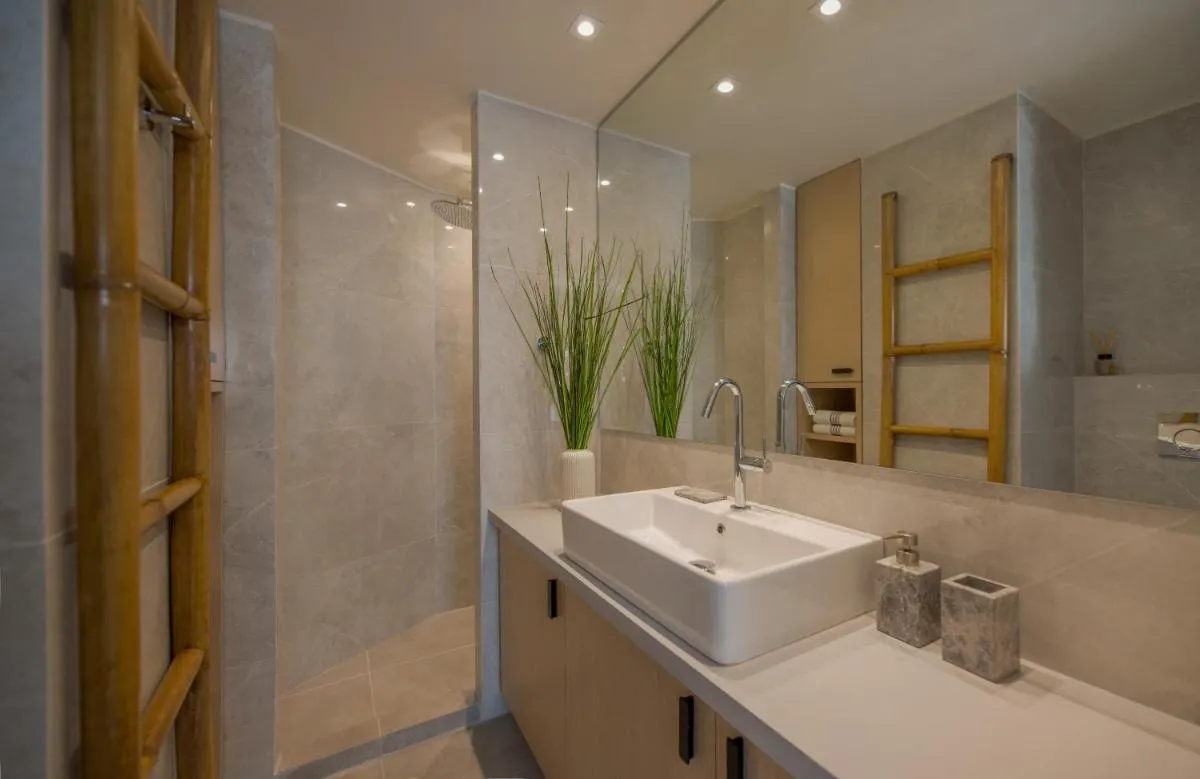 Image 2 of Azur by Stylish Stays