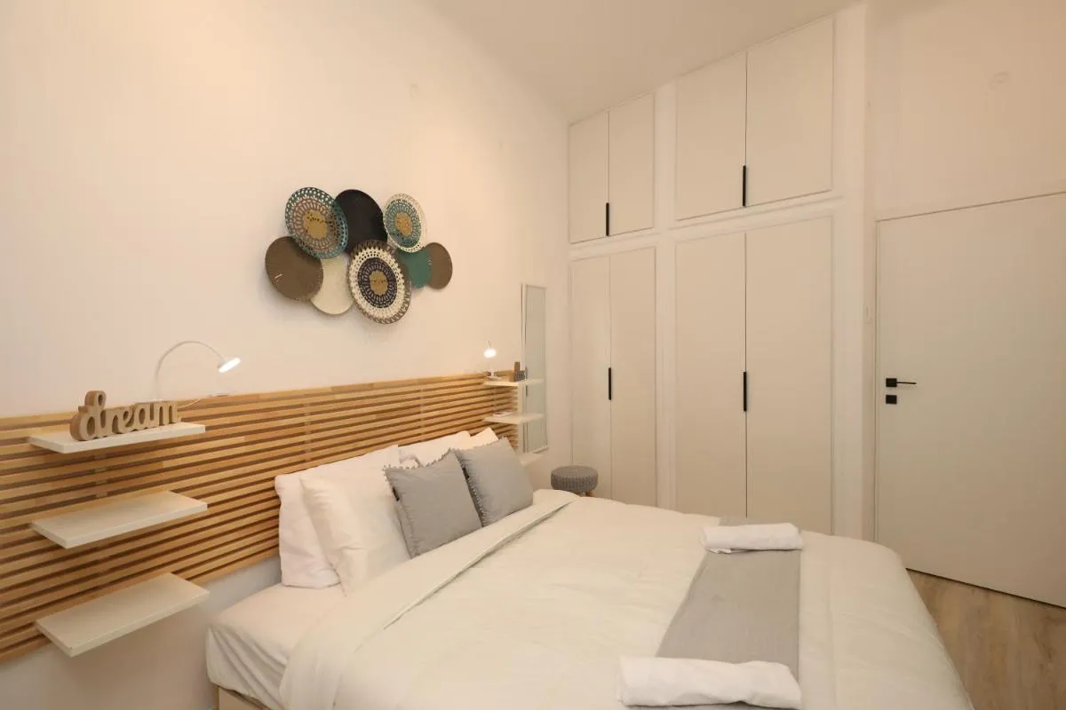 Image 1 of Cozy City Retreat – Greecing