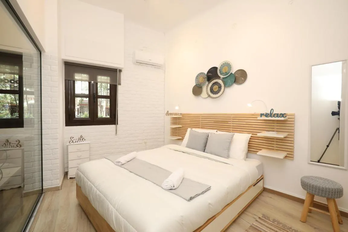 Image of Cozy City Retreat – Greecing