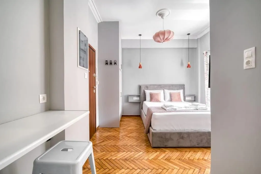 Image of Cute Little Suite Apartment right at the Metro!