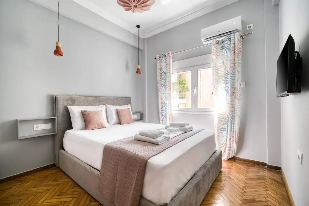 Image 6 of Cute Little Suite Apartment right at the Metro!