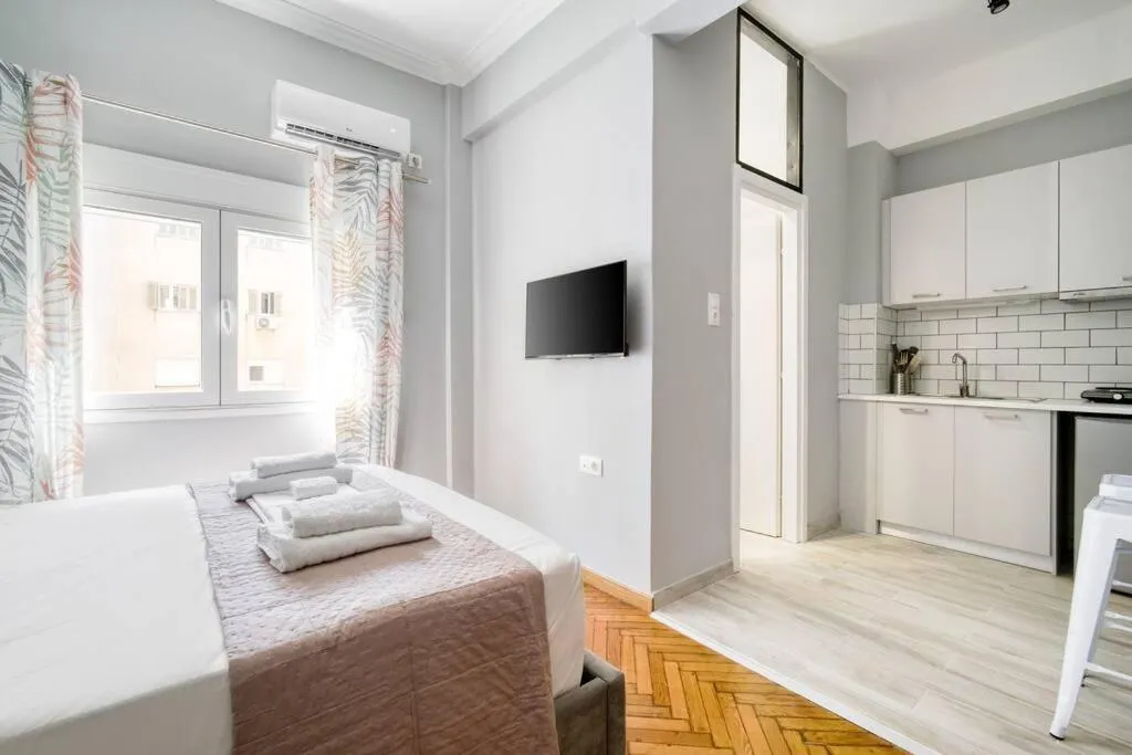 Image 4 of Cute Little Suite Apartment right at the Metro!