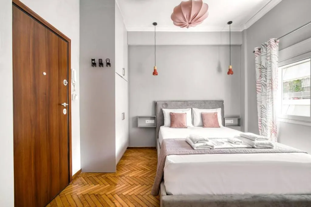 Image 1 of Cute Little Suite Apartment right at the Metro!