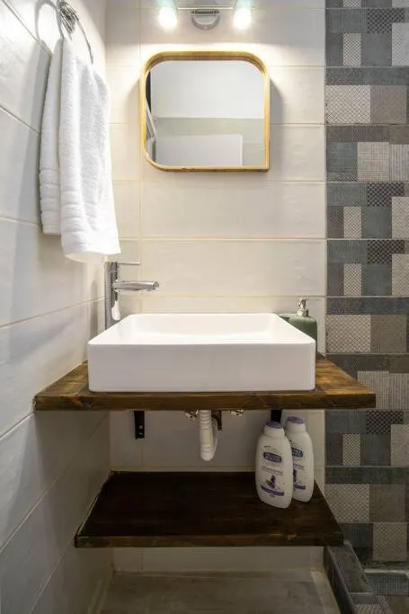 Image 3 of Cute Little Suite Apartment right at the Metro!