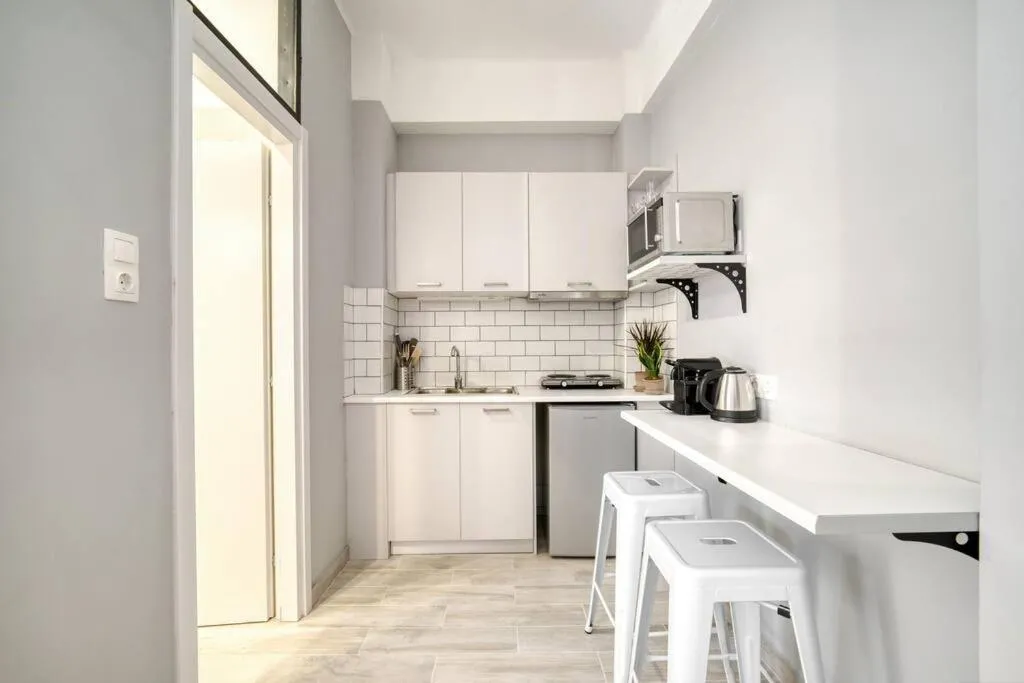 Image 2 of Cute Little Suite Apartment right at the Metro!
