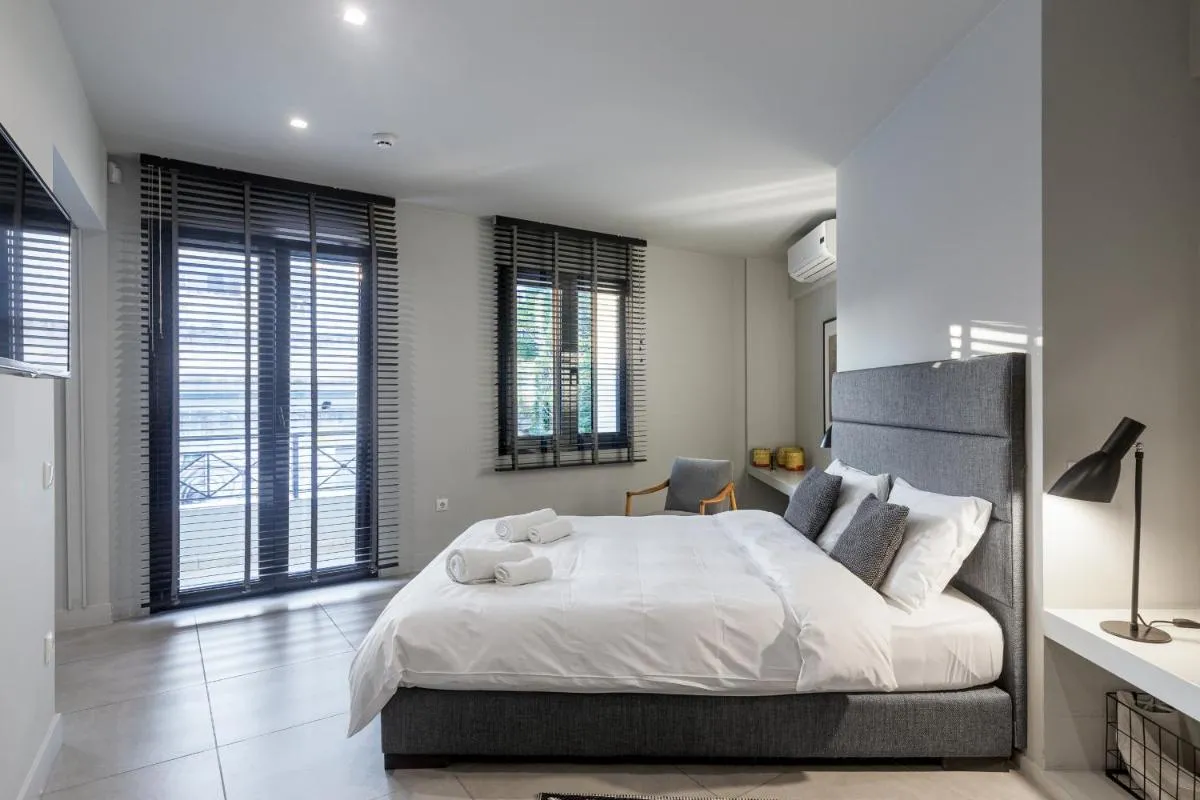 Image 6 of Deluxe apt with a Sharing Rooftop Deck