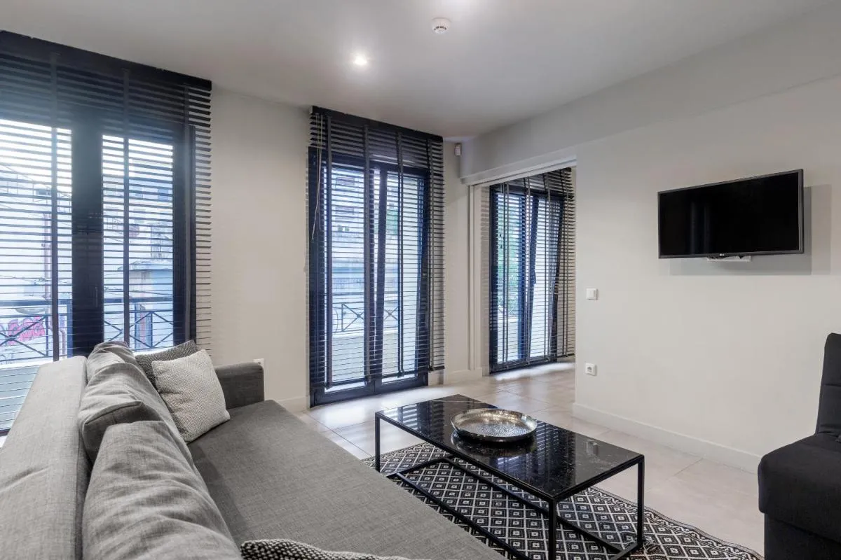 Image 4 of Deluxe apt with a Sharing Rooftop Deck