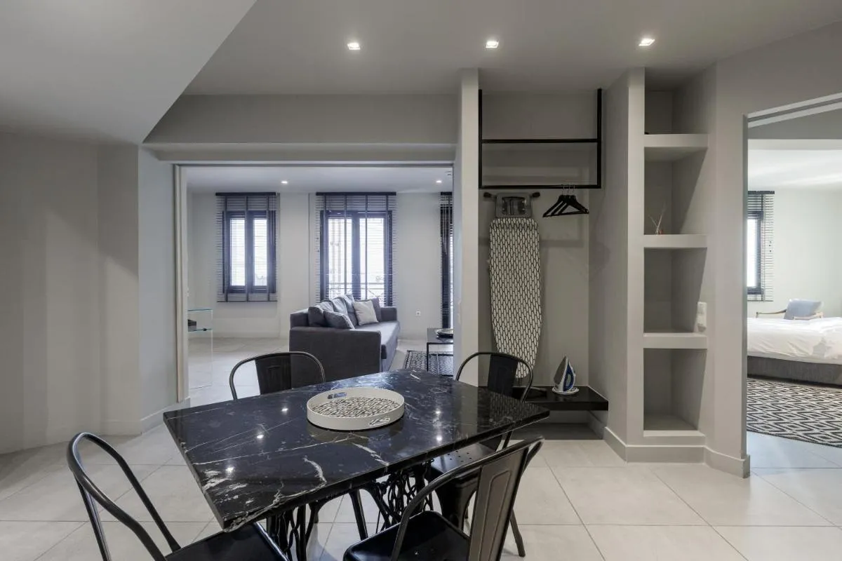 Image 3 of Deluxe apt with a Sharing Rooftop Deck
