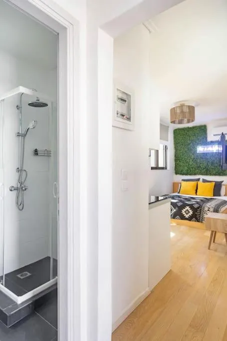 Image 3 of Downtown 22sqm Green Nest King-Size Bed