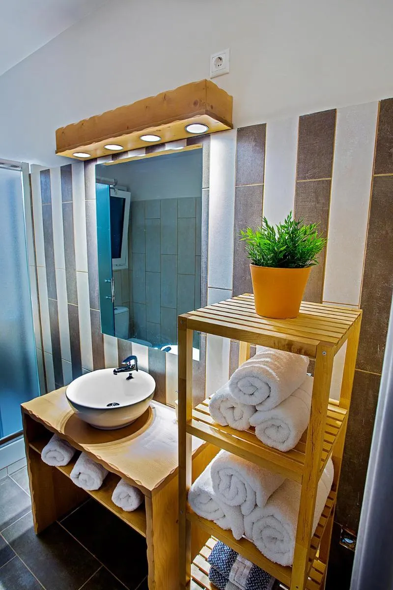 Image 3 of Emerald Suite
