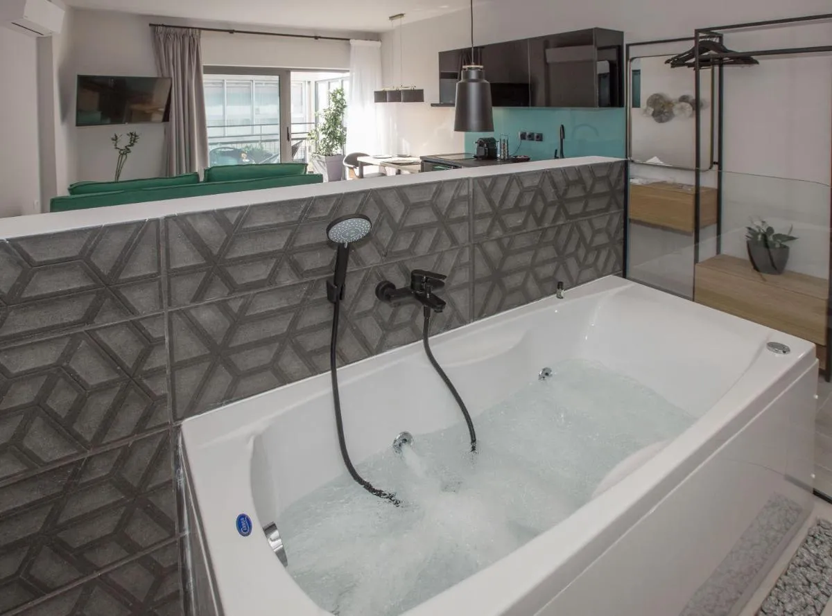 Image 6 of Ermou Monastiraki View Acropolis w Jacuzzi
