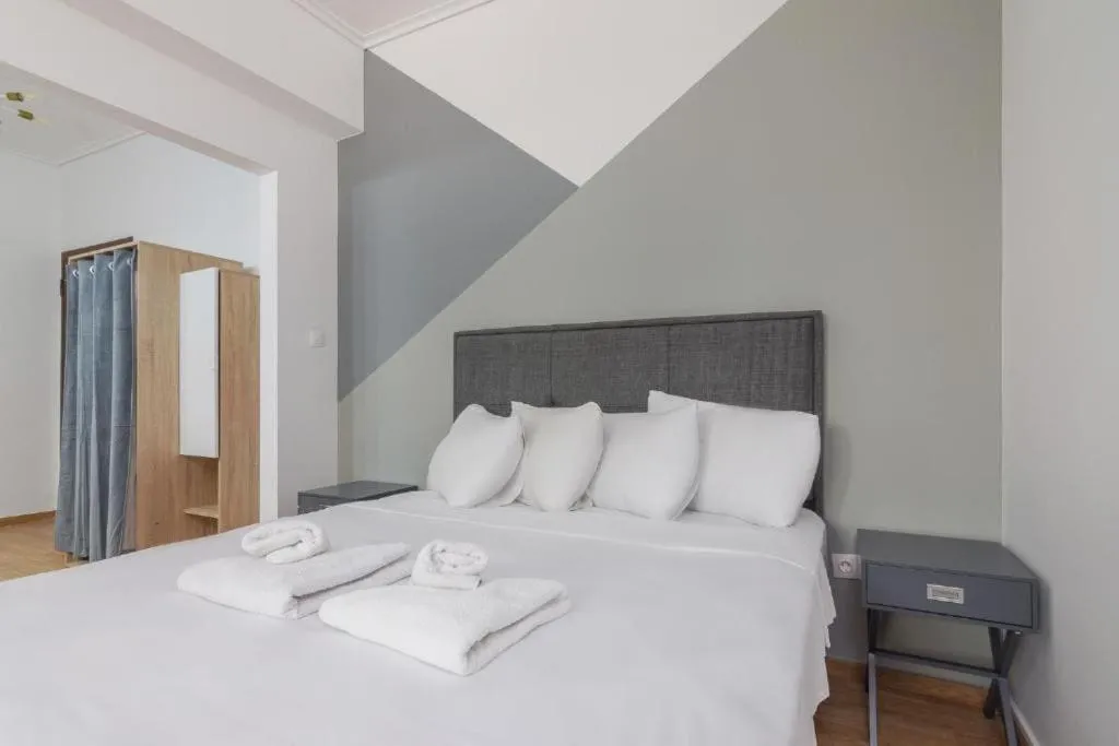 Image 1 of Fully renovated 1 bedroom condo