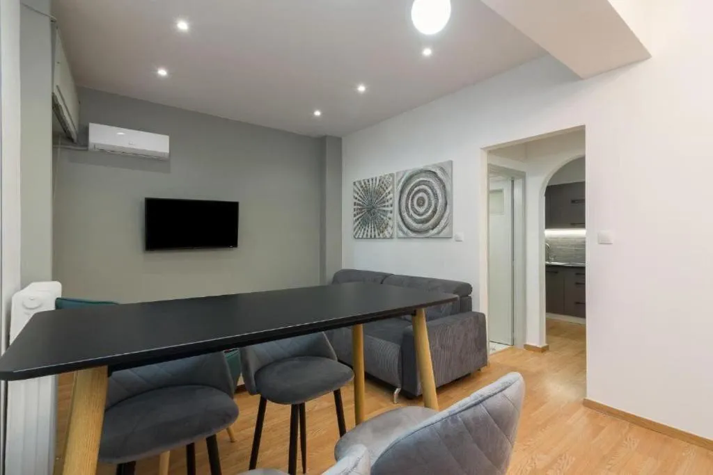 Image 4 of Fully renovated 1 bedroom condo