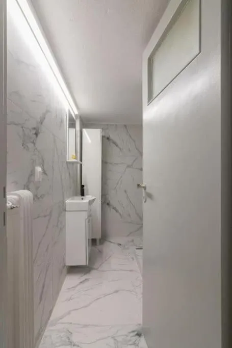 Image 3 of Fully renovated 1 bedroom condo