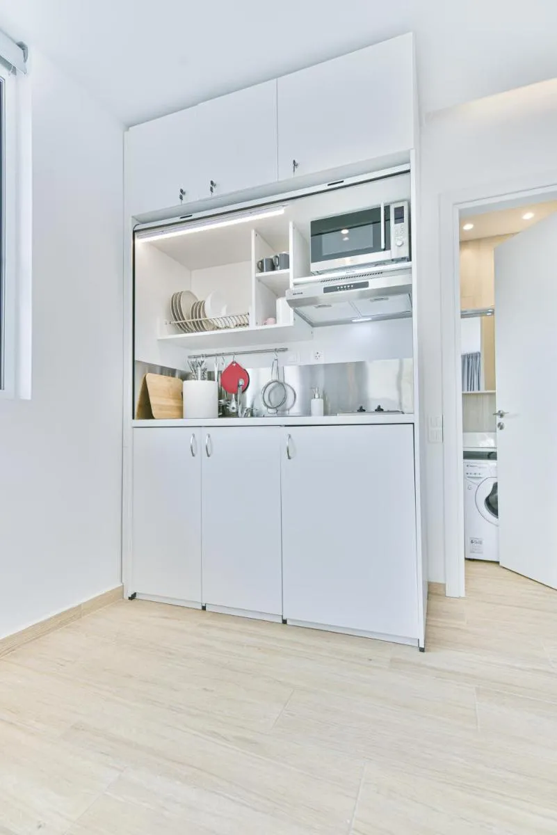 Image 4 of Glassy Apartment