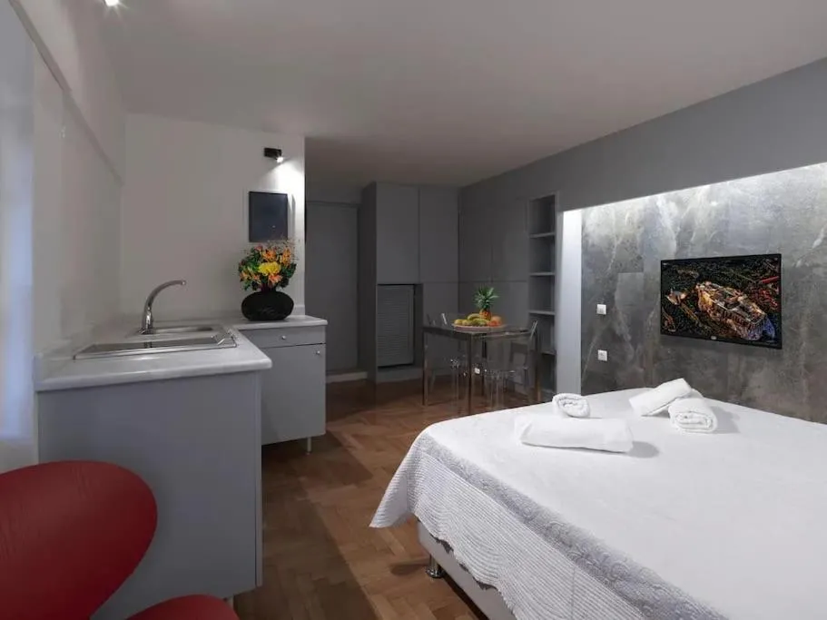 Image 4 of Hestia Sunflower – Chic Studio in Athens Center