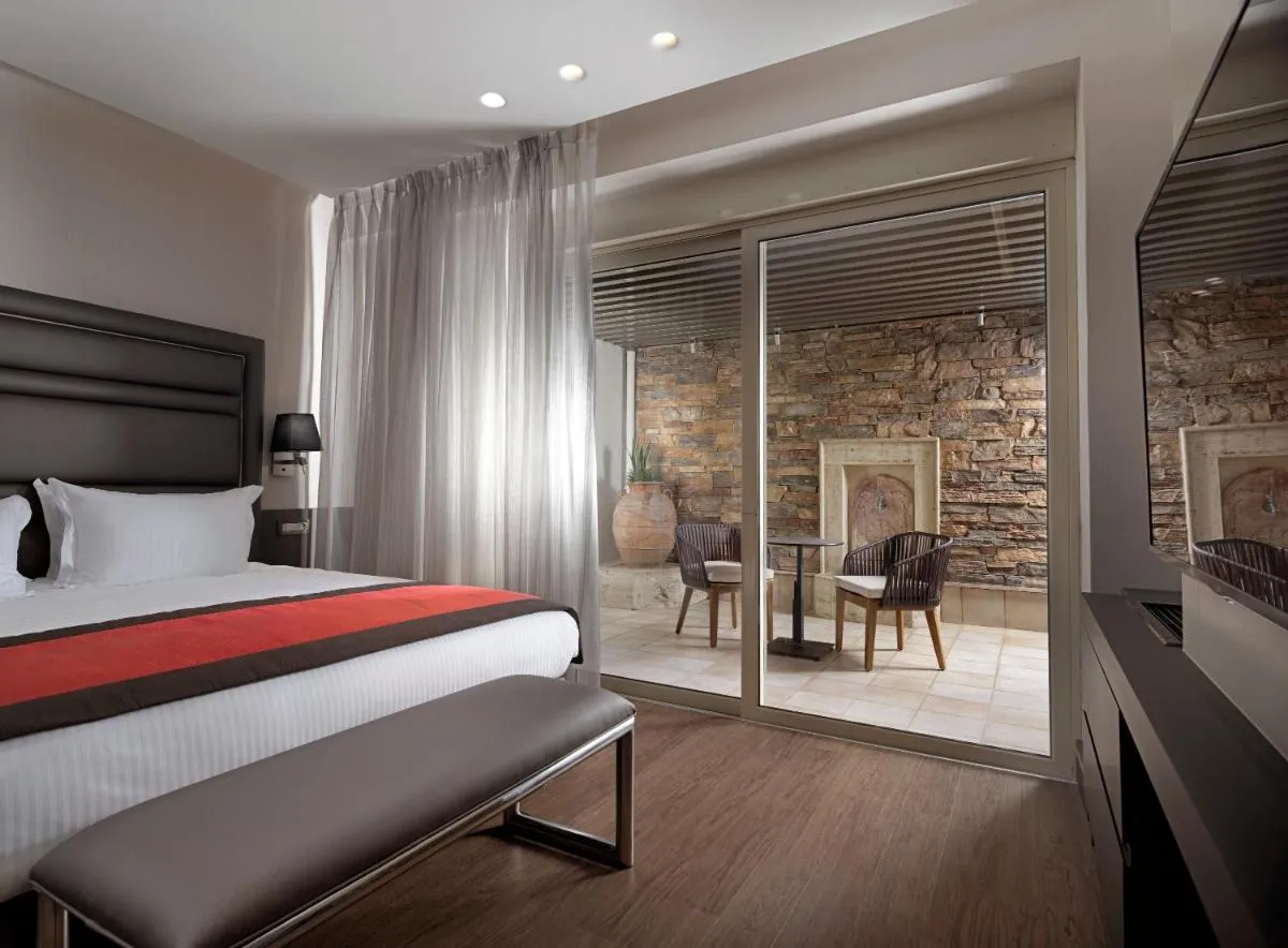 Image 6 of Holiday Suites