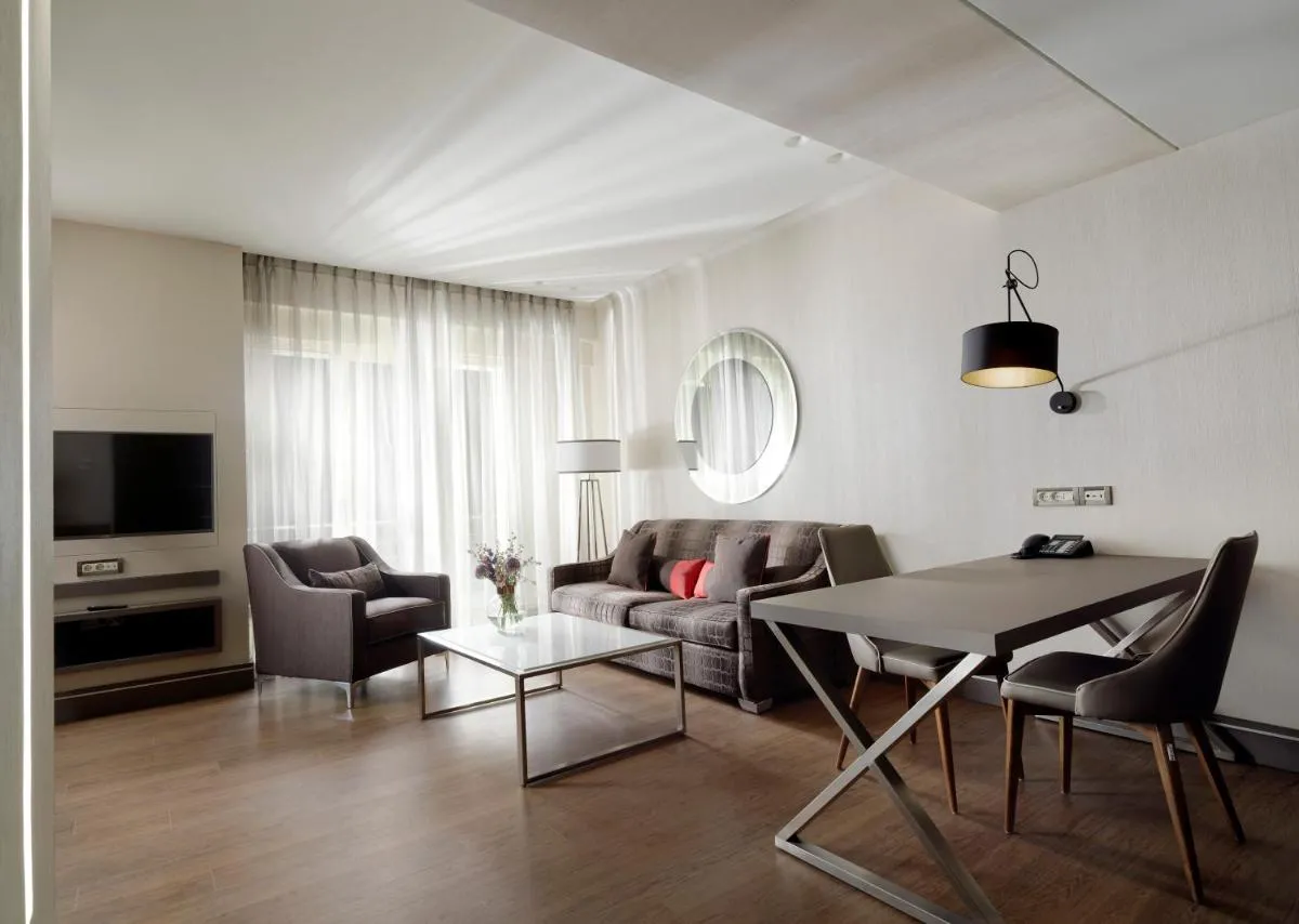 Image 4 of Holiday Suites