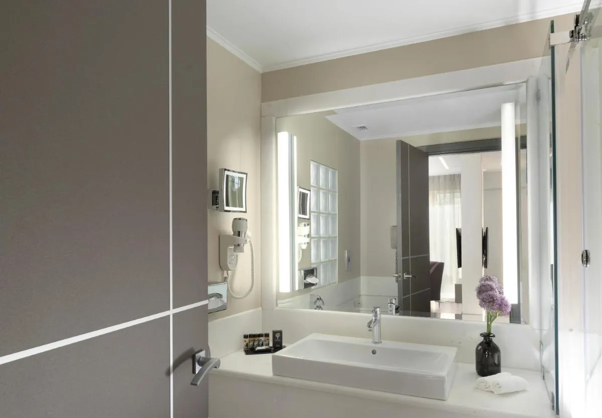 Image 2 of Holiday Suites