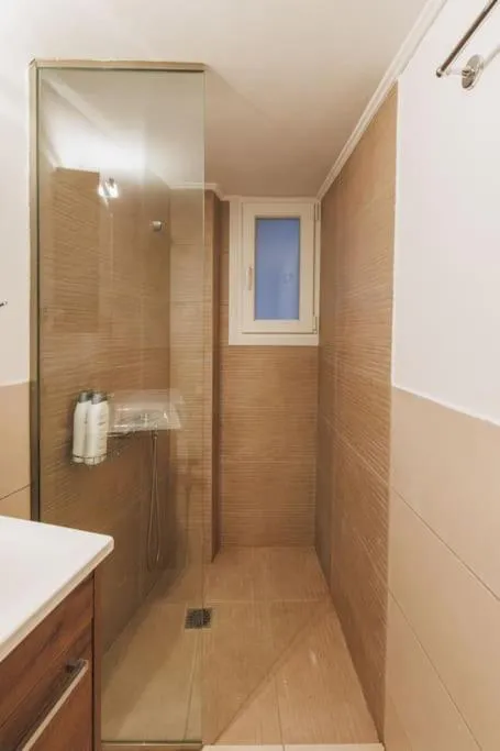 Image 4 of Jazzy condo near Proskopon square