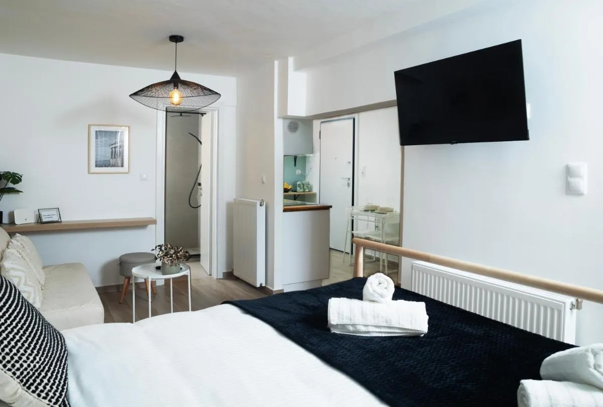 Image 4 of Kolonaki athens semi-basement apartment for 3 pers