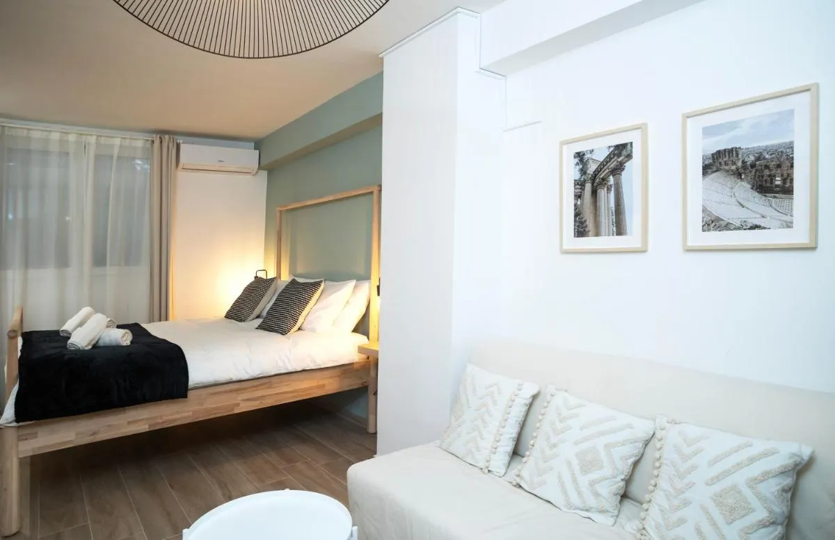 Image 5 of Kolonaki athens semi-basement apartment for 3 pers