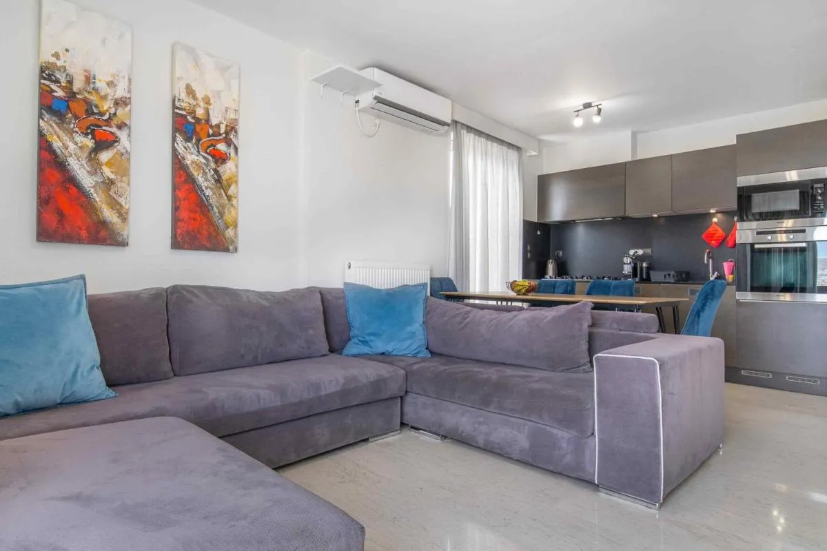 Image 2 of Lis153 by Smart Cozy Suites – Top Floors with Amazing City View – Available 24hr