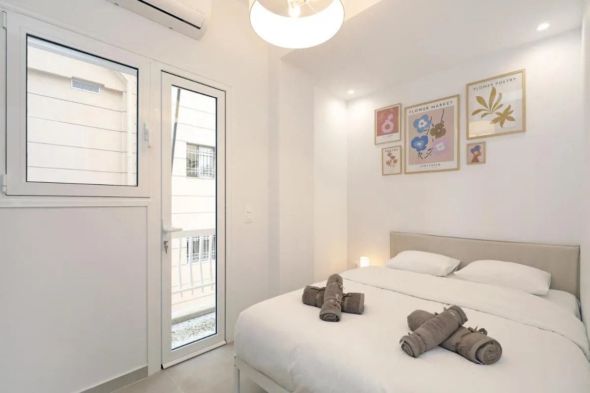 Image 1 of Luxury Living – Greecing
