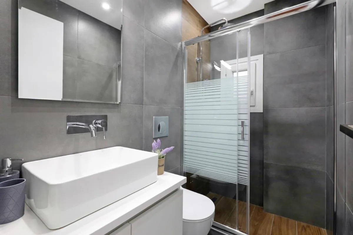 Image 2 of Luxury Living – Greecing