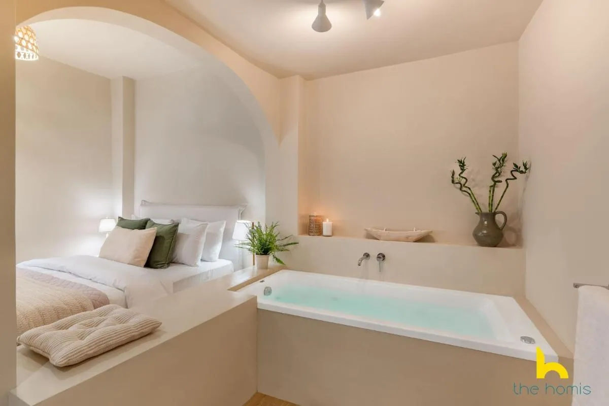 Image 2 of Romantic Luxury Hideaway Near Acropolis with Jacuzzi