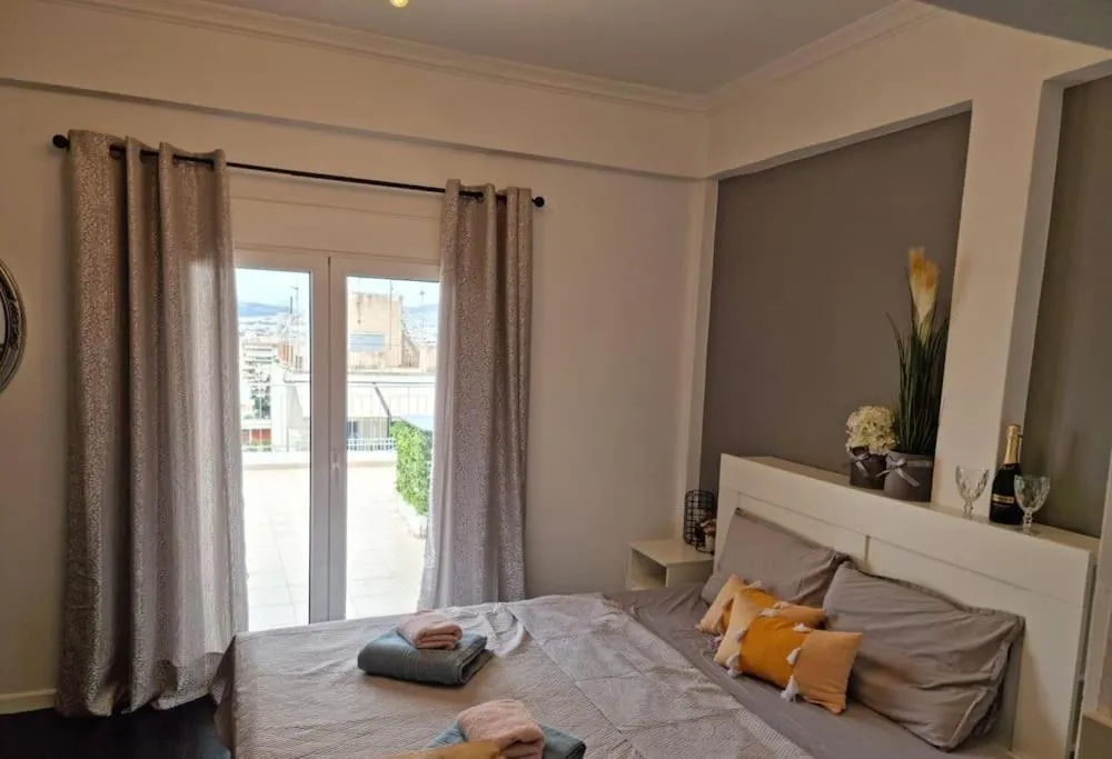 Image of Small Oasis-Über den Dächern von Athen