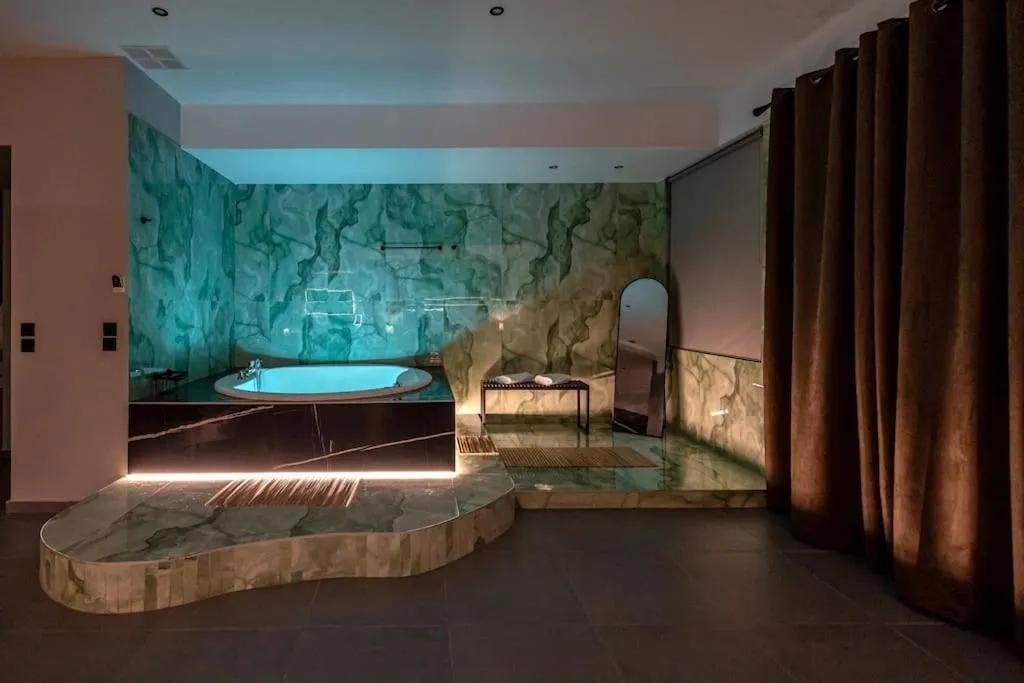 Image of Smaragdi Luxury Jacuzzi Apartment Noho Premium Living