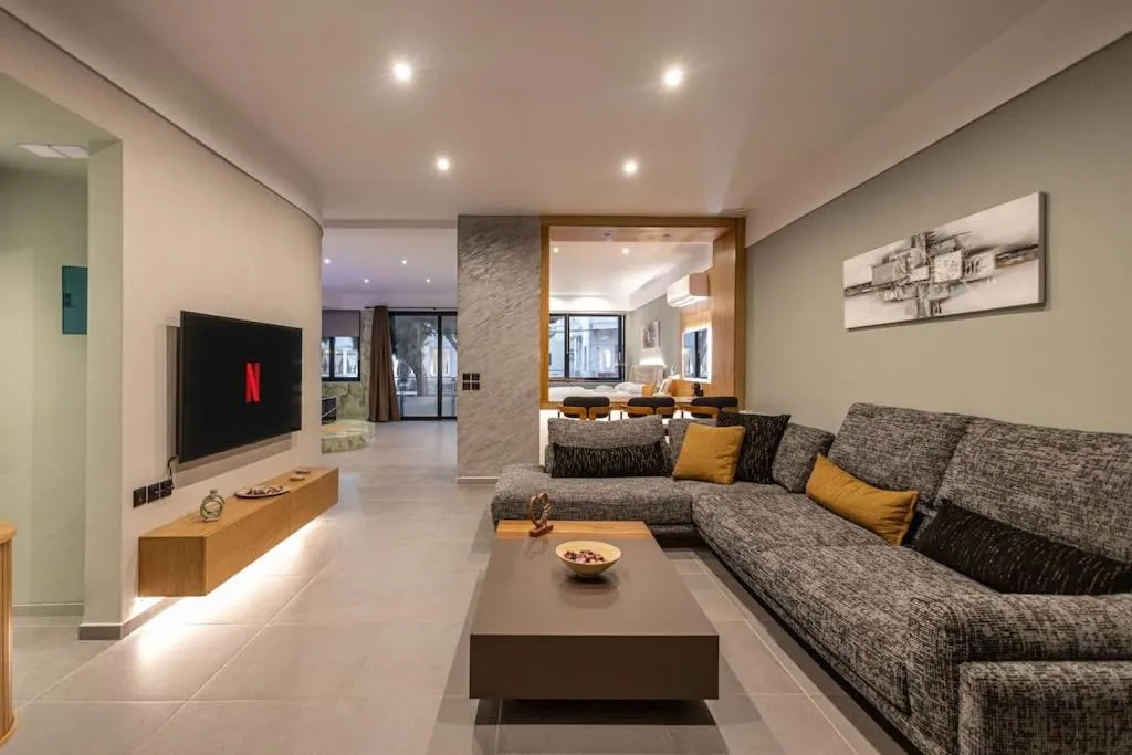 Image 2 of Smaragdi Luxury Jacuzzi Apartment Noho Premium Living