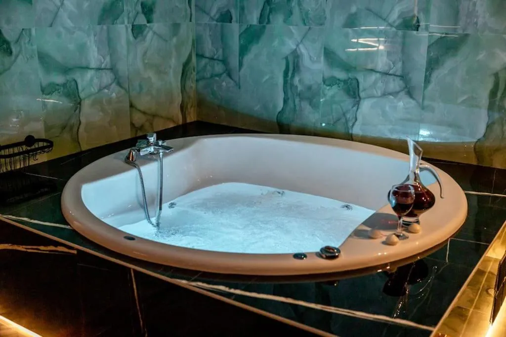 Image 5 of Smaragdi Luxury Jacuzzi Apartment Noho Premium Living