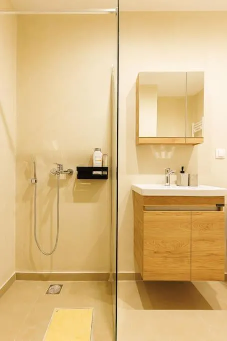 Image 4 of Snug studio apartment with shared garden IV