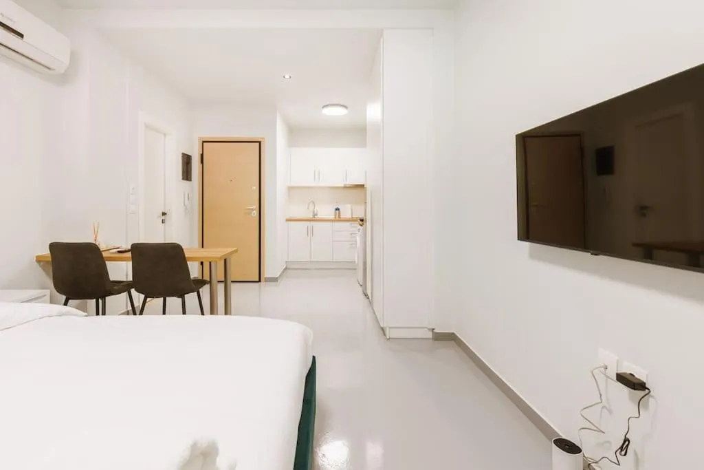 Image 4 of Snug studio apartment with shared garden V