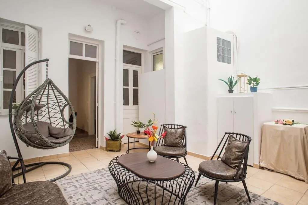 Image of Splendid Full 5BDR/3bath/2kitchens Mansion in ATH
