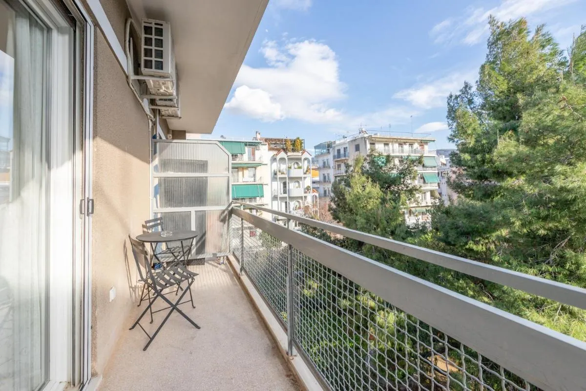 Image 4 of Top sightseeing 3rd floor studio on a paved road!