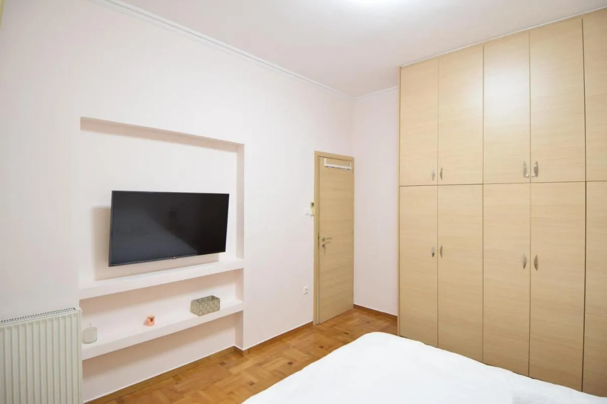 Image 4 of acropolis super cosy apartment