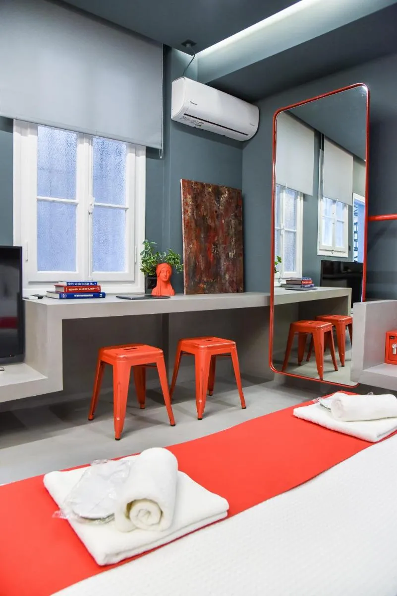 Image 4 of CentraL44 YoLo Casual Suite