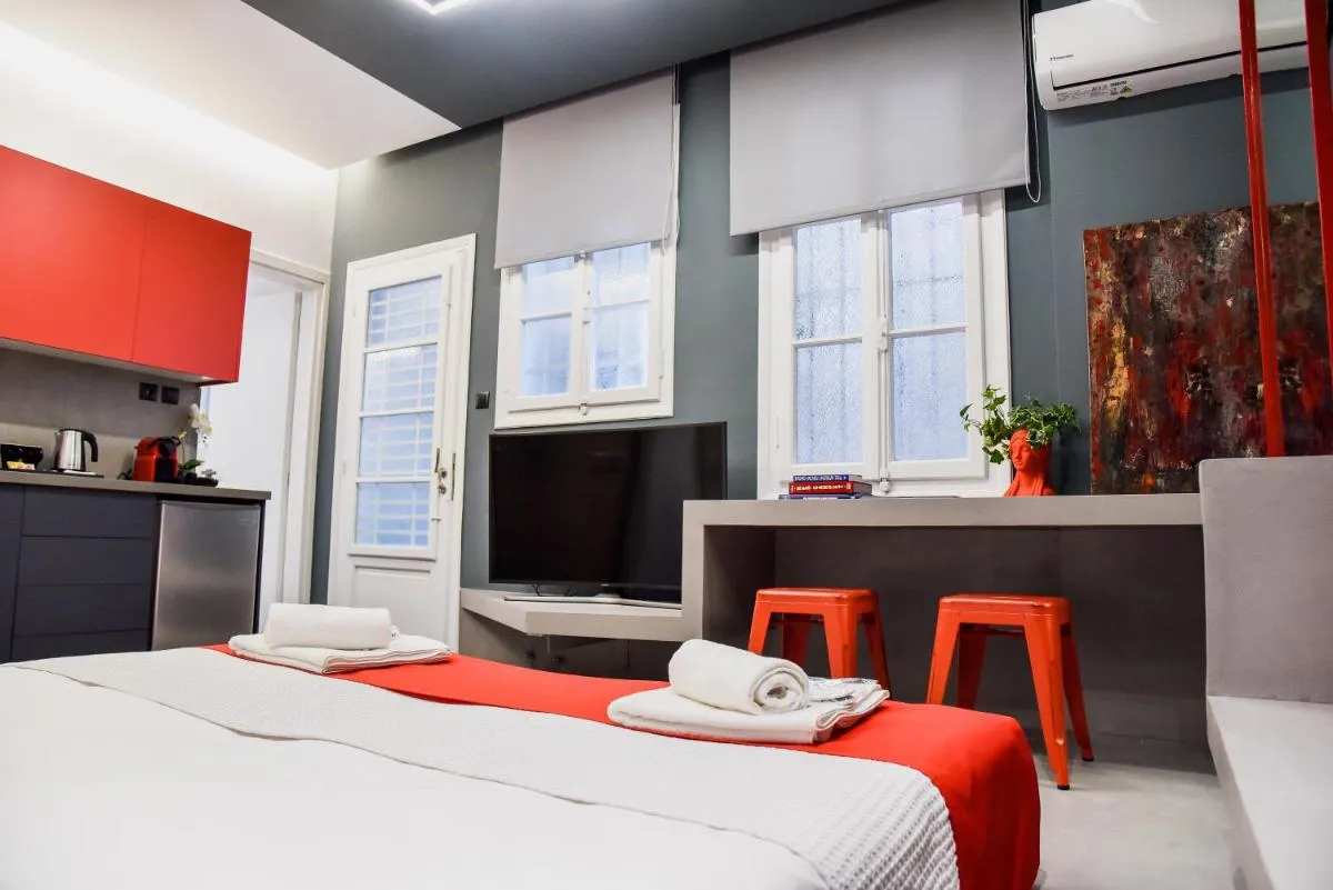 Image 2 of CentraL44 YoLo Casual Suite