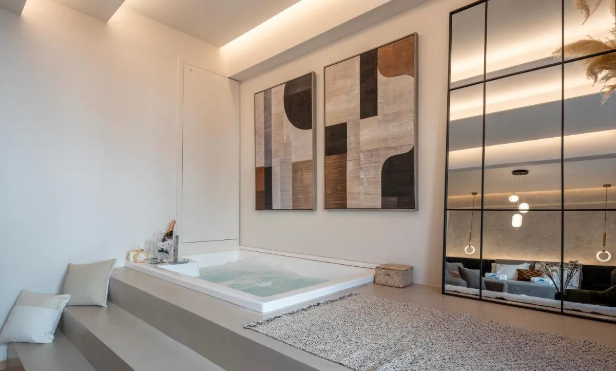 Image 1 of Derouse Eva Suite Jacuzzi & Sauna