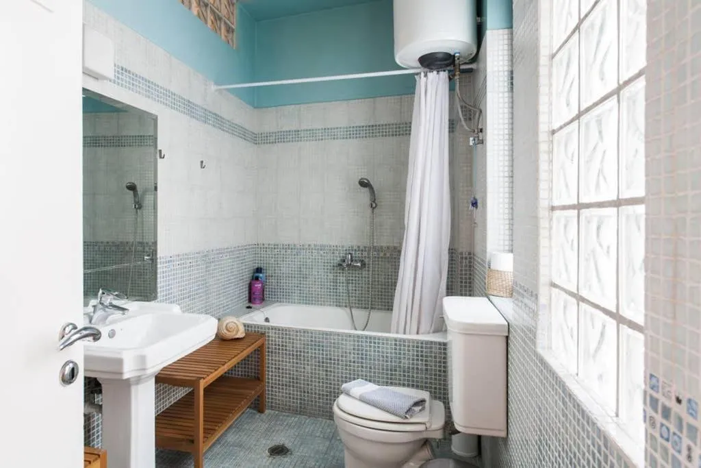 Image 5 of Mid century 3 bdr city centre townhouse