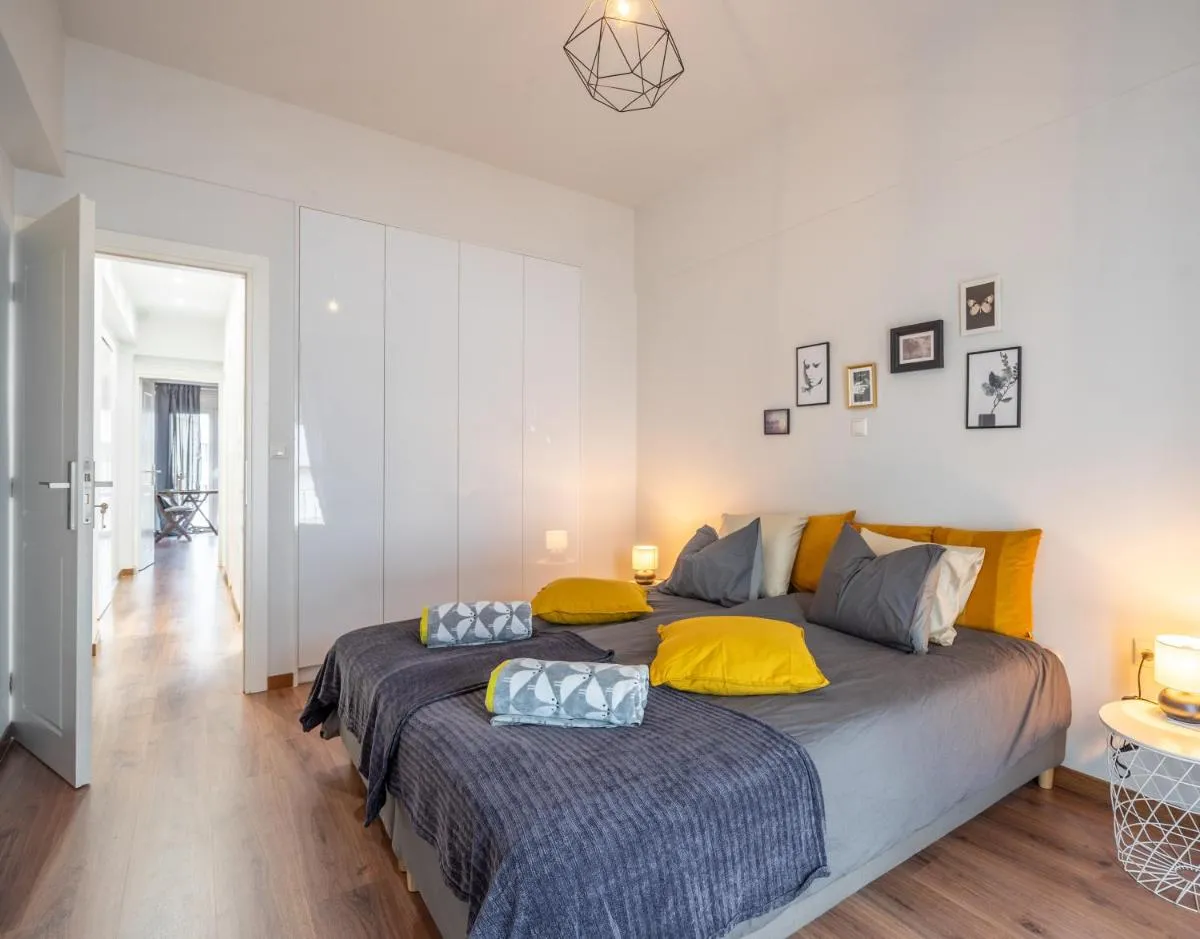 Image 3 of Modern Living – Greecing