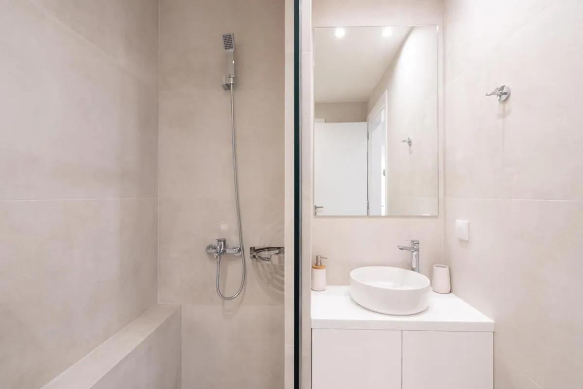 Image 3 of Newly Renovated 2 Bedroom Apartment, 5min to metro