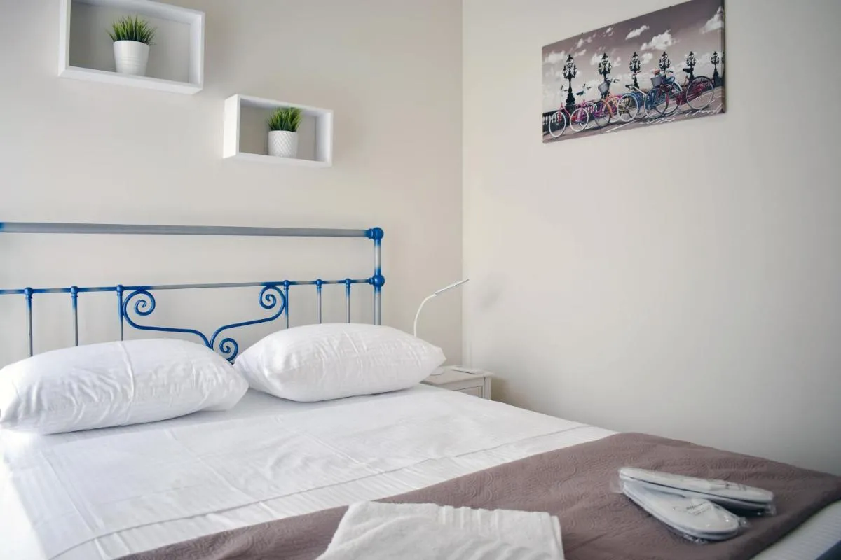 Image 4 of OLIVER SUITES